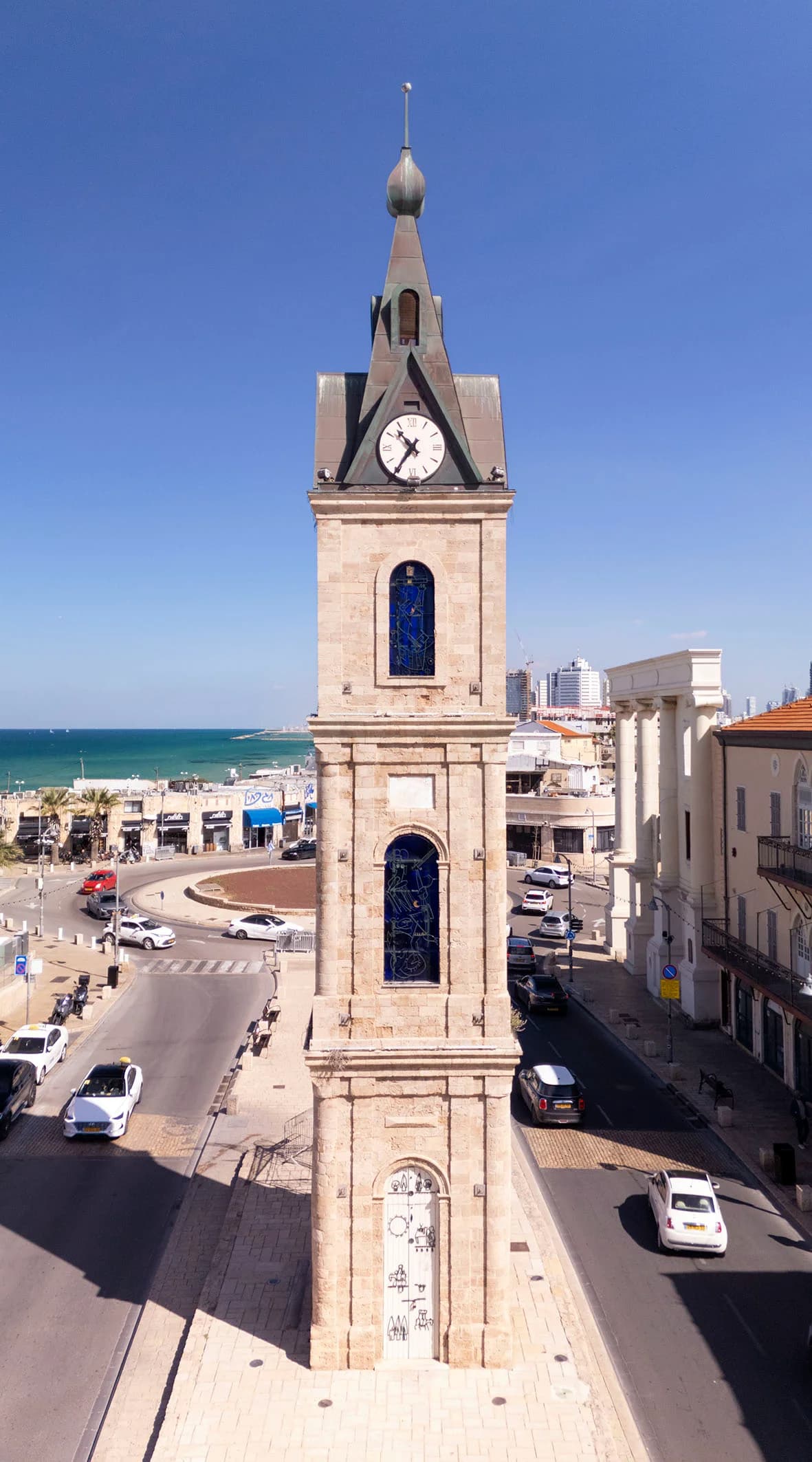 מגדל השעון של יפו ליד הים